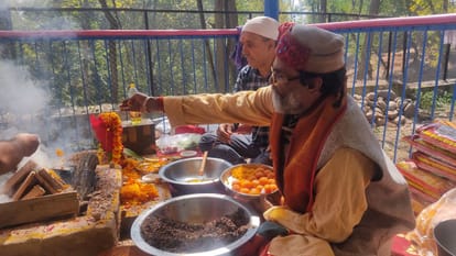नादिमर्ग में मंदिर की रखी गई नींव
