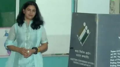 Olympic Medalist Manu Bhaker Casts Her Vote In Jhajjar For The Haryana  Election 2024 - Amar Ujala Hindi News Live - Manu Bhaker:झज्जर में ओलंपिक  मेडलिस्ट मनु भाकर ने डाला वोट, बोलीं-