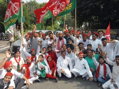 प्रदर्शन करते सपा समर्थक