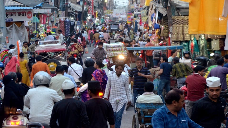 Jam in the markets, no arrangement for parking vehicles