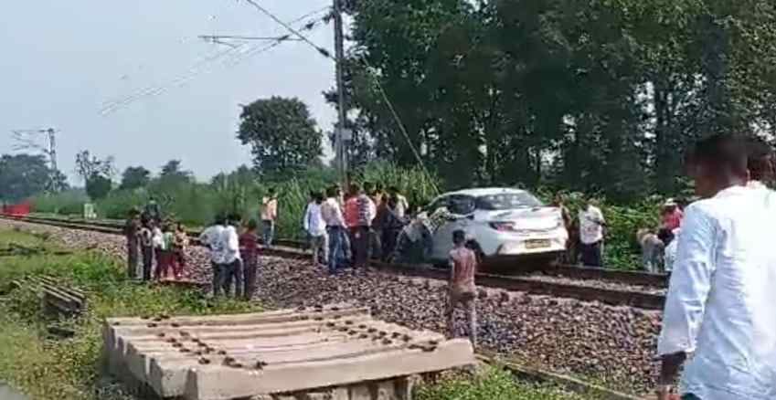 Gonda: Car ran on the railway track, got stuck on the tracks after a hundred meters, the train coming from the