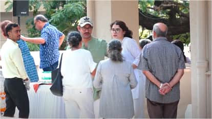 Reena Dutta Father prayer meet aamir khan kiran rao junaid khan ira khan shikhar and other family members