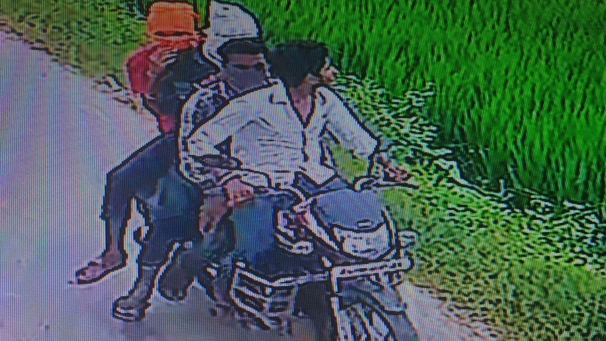 Bike riding guys molest girl students in Deoria, video goes viral