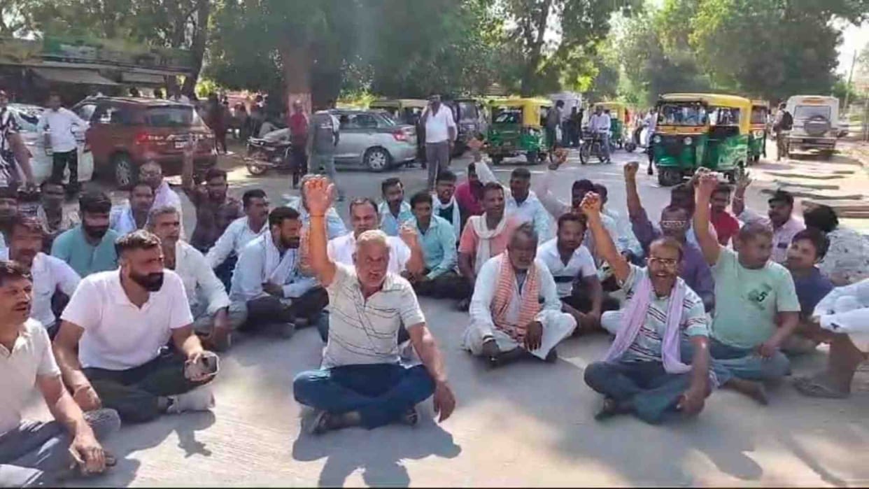 Bikaner News: Family members sit on dharna in protest against the murder of a youth in a land dispute
