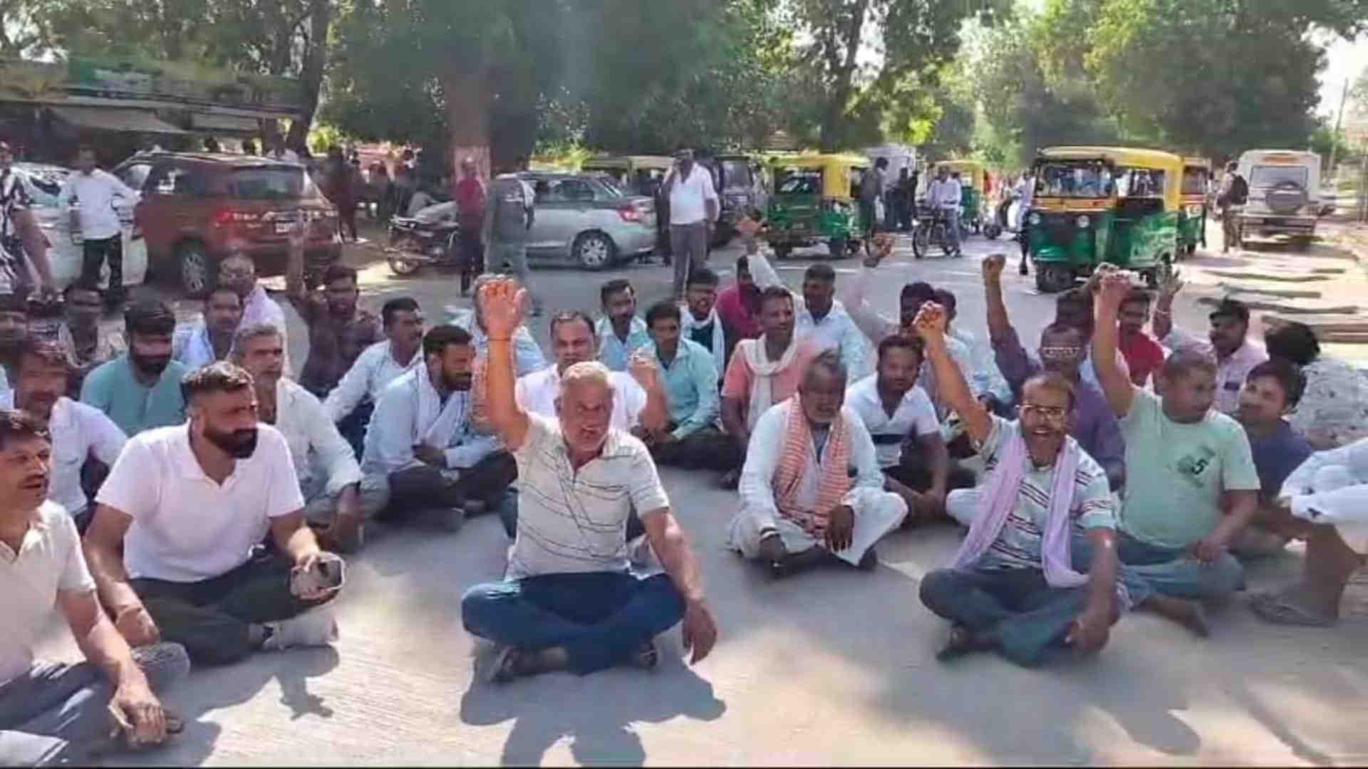 धरने पर बैठे परिजन।