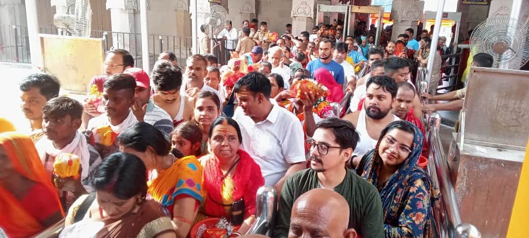 Devotees started New Year 2025 by visiting Maa Vindhyavasini Dham at Vindhyachal