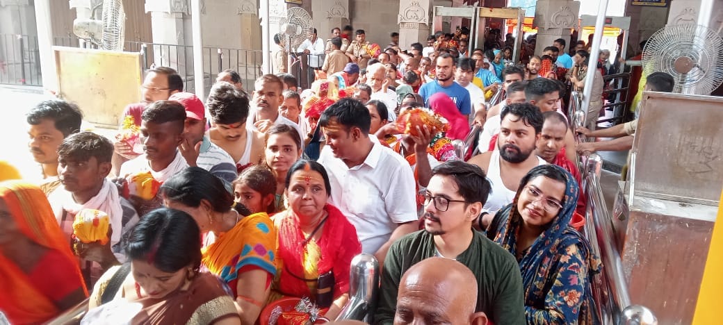 Devotees started New Year 2025 by visiting Maa Vindhyavasini Dham at Vindhyachal
