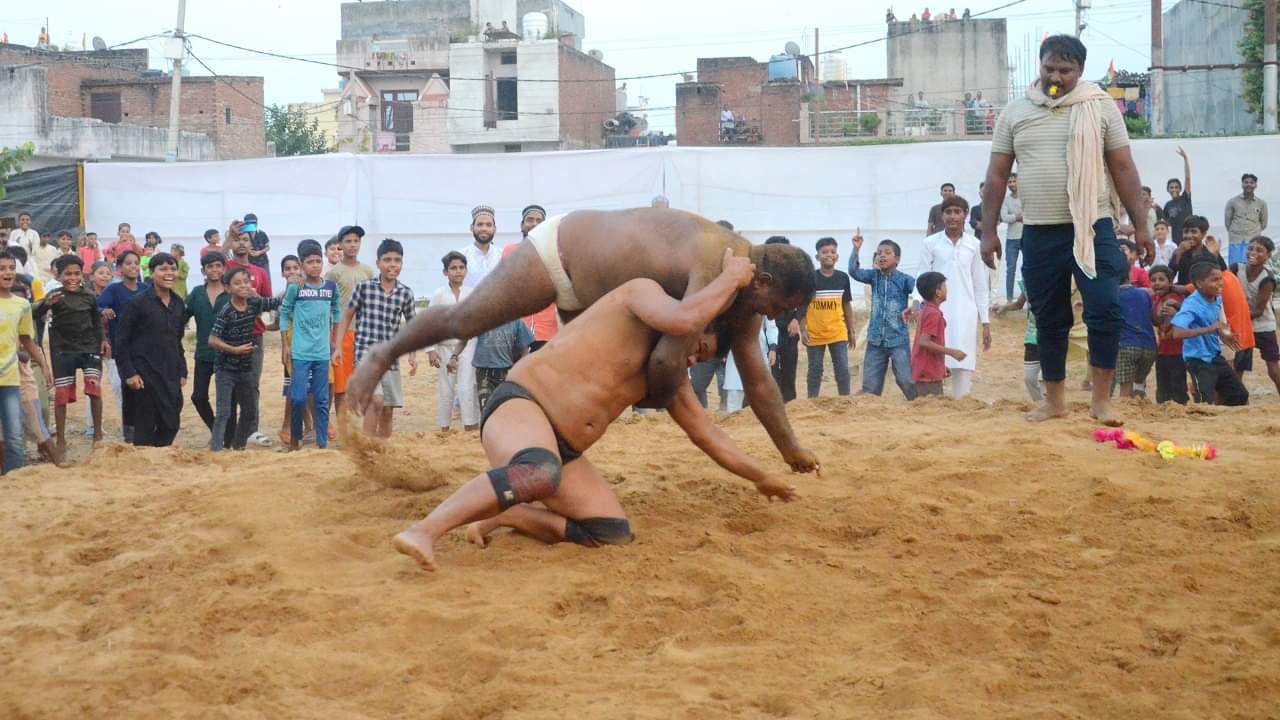 Nepal wrestler Vasant defeated Himachal Badal in Bareilly Dangal