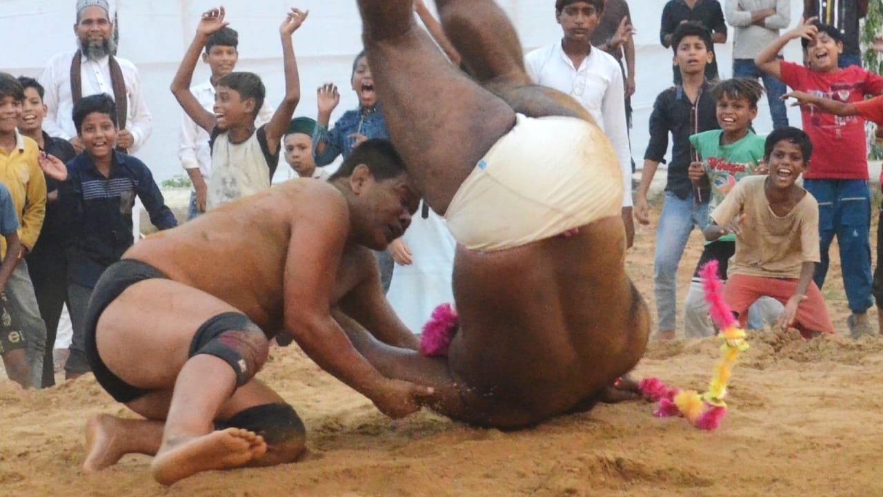 Nepal wrestler Vasant defeated Himachal Badal in Bareilly Dangal