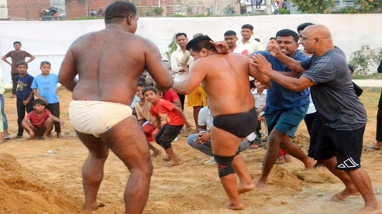 Nepal wrestler Vasant defeated Himachal Badal in Bareilly Dangal