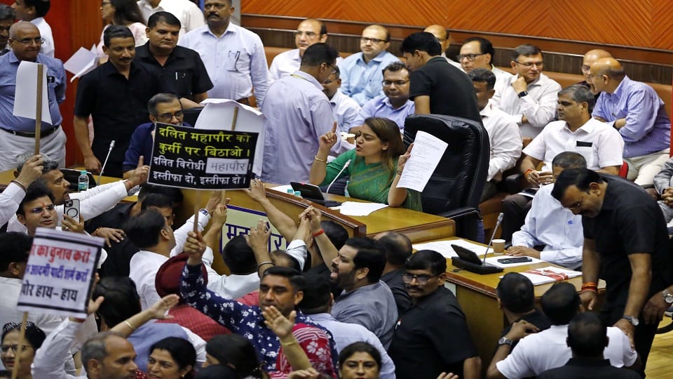 Delhi: The meeting of Delhi Municipal Corporation was noisy.