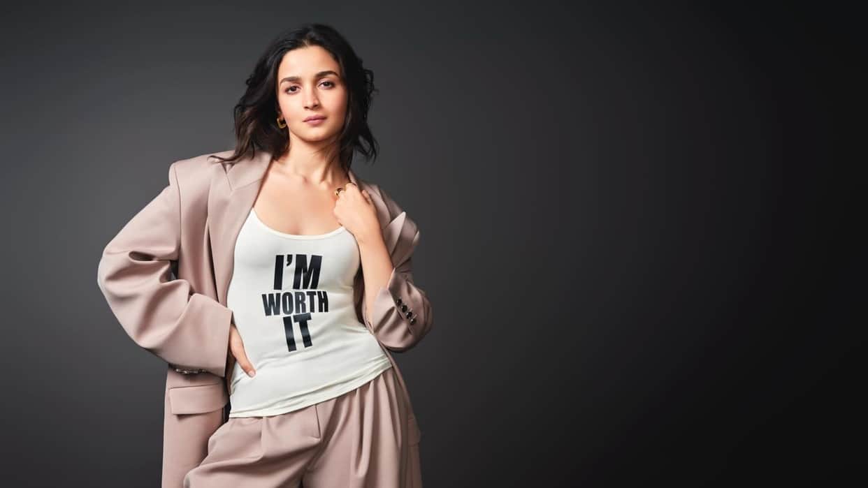 Alia bhatt says thanks to every team members of rocky aur rani ki prem kahani movie and shared bts of dhindora