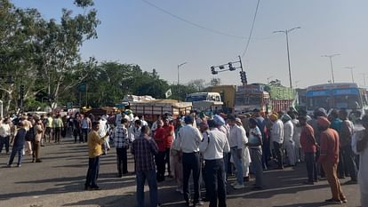 अंबाला-चंडीगढ़ हाइवे जाम: धान की खरीद न होने से गुस्साए किसानों ने सड़क पर खड़े किए ट्रैक्टर, वाहनों की कतारें Ambala Chandigarh Highway Traffic Jam Farmer block traffic parked tractors on the roads