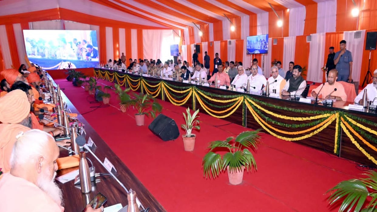 Both groups of Akhara Parishad clashed in CM meeting, scuffle broke out