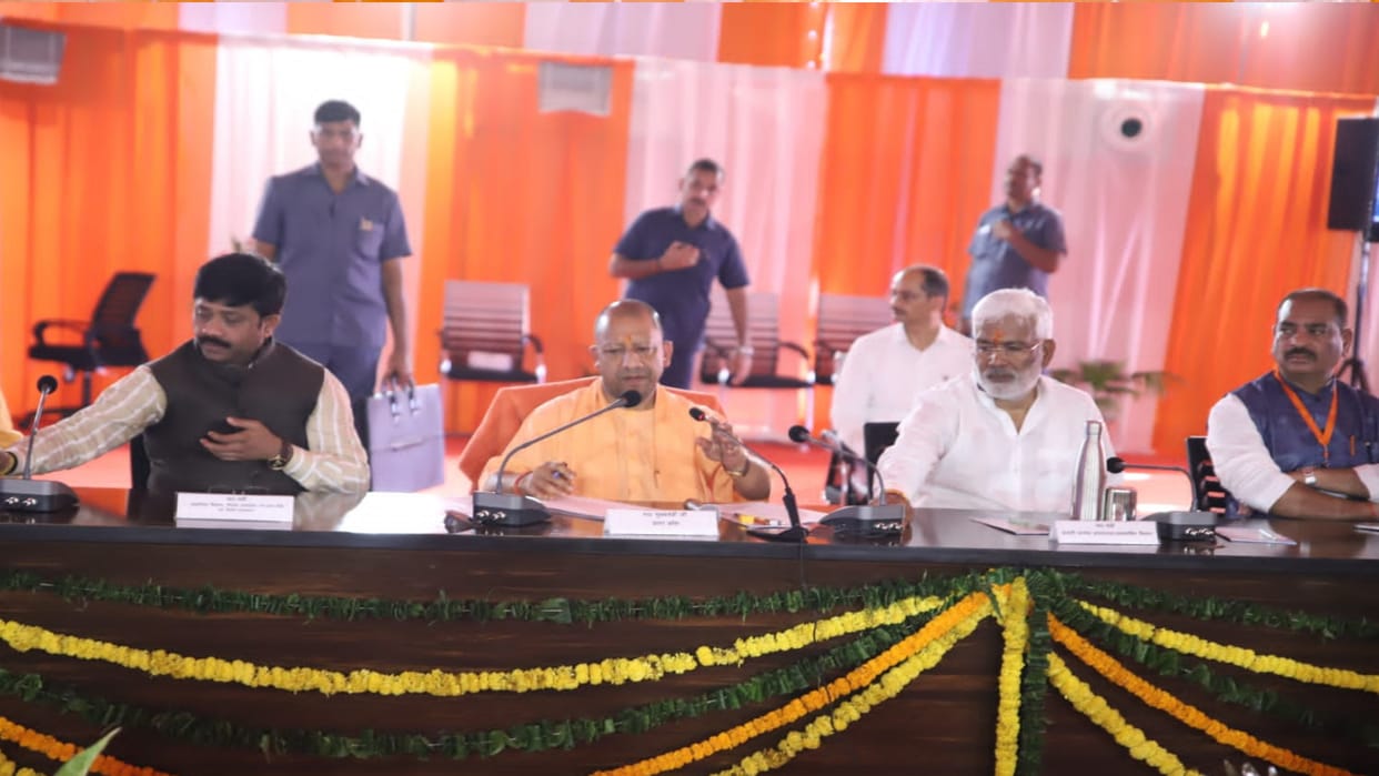 CM Yogi In Prayagraj: CM Yogi held a meeting with Akhara Parishad, saints raised the issue of convenience and
