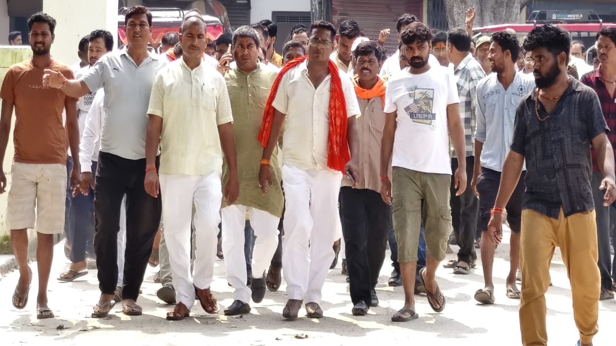 Ramlila Committee officials enraged against the Municipality President, surrounded the police station