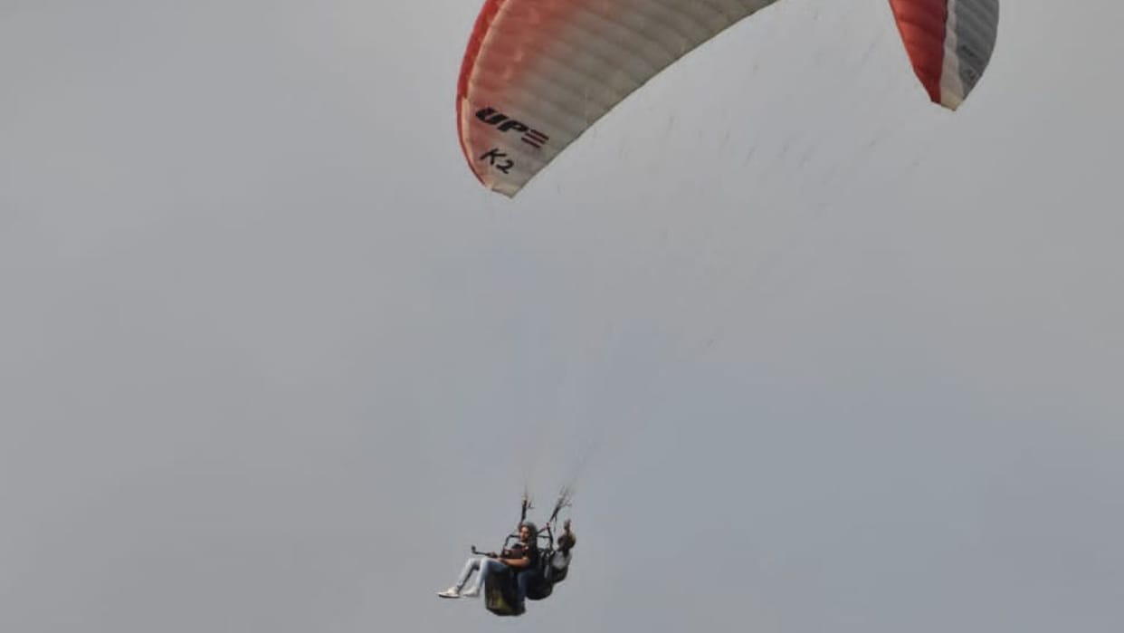 Himachal News Pilot and tourist flying tandem from Billing injured went missing on Saturday night