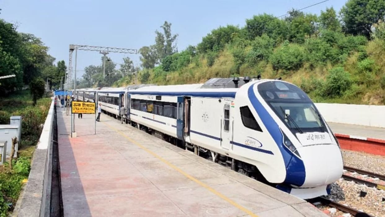 Stone pelting on Vande Bharat train in Una glass of two coaches broke