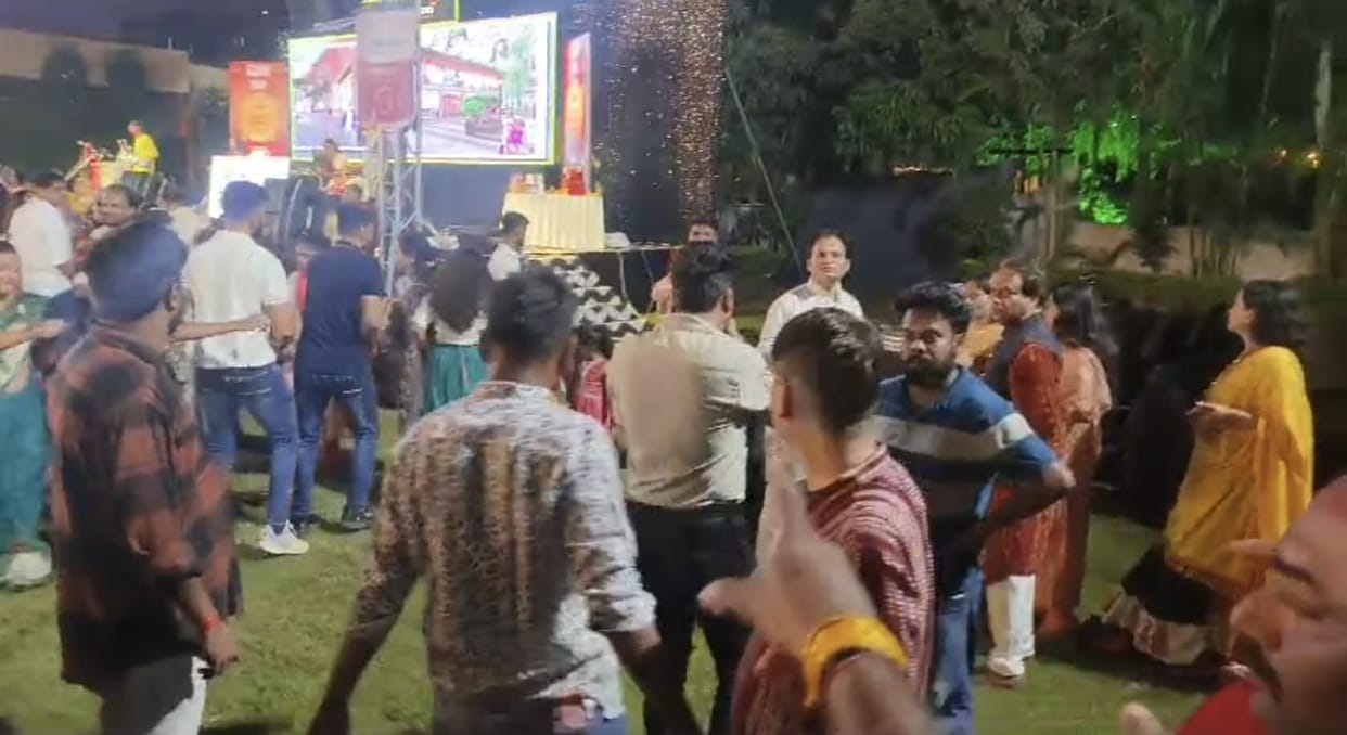 Indore: Free cigarettes were sold in Garba Pandal, Bajrangis beat up the employees, closed the stall