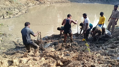 A crocodile hiding in the pond of Campierganj in Gorakhpur was found on Sunday. Forest department team caught.