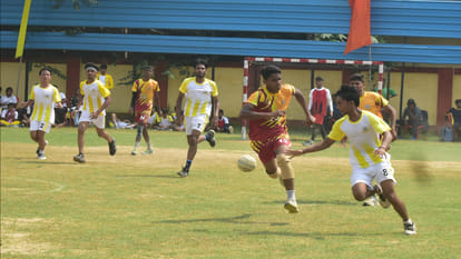 Handball competition is going on in Syed Modi of Gorakhpur, various teams are participating.