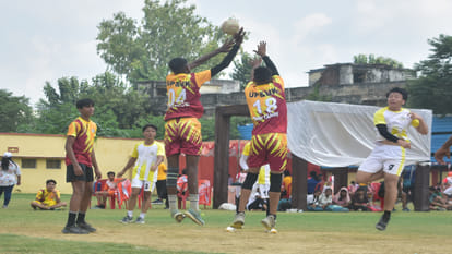 Handball competition is going on in Syed Modi of Gorakhpur, various teams are participating.