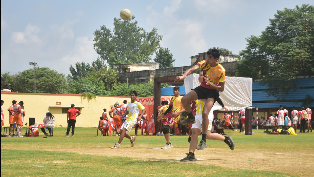 Handball competition is going on in Syed Modi of Gorakhpur, various teams are participating.