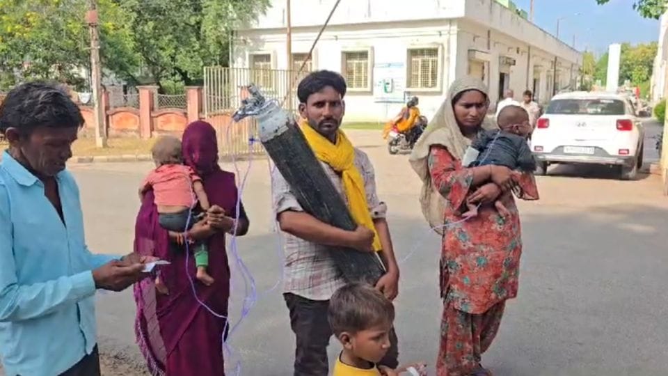 When stretcher was not available in Jhansi Medical College parents came to get X-ray in their lap