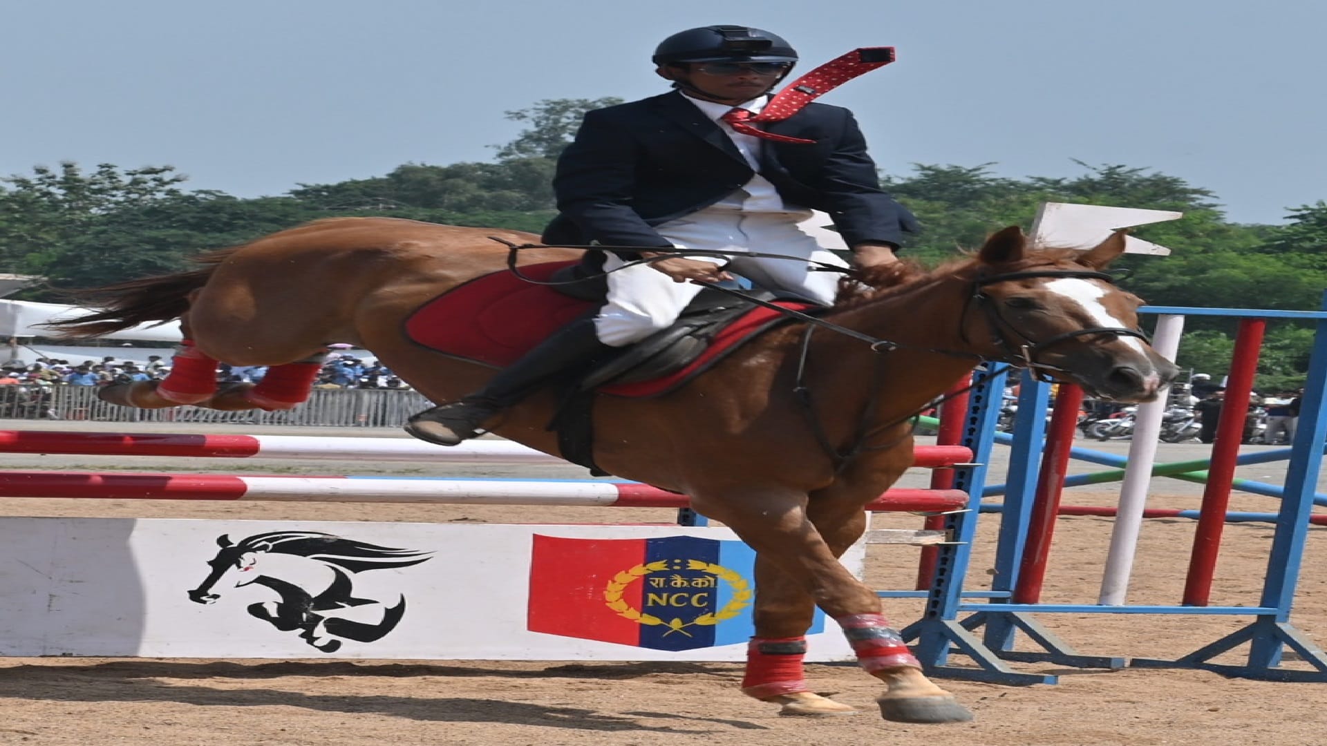 Armed Forces Ceremony in Raipur: Spectators thrilled by the feats of daredevil, see glimpses