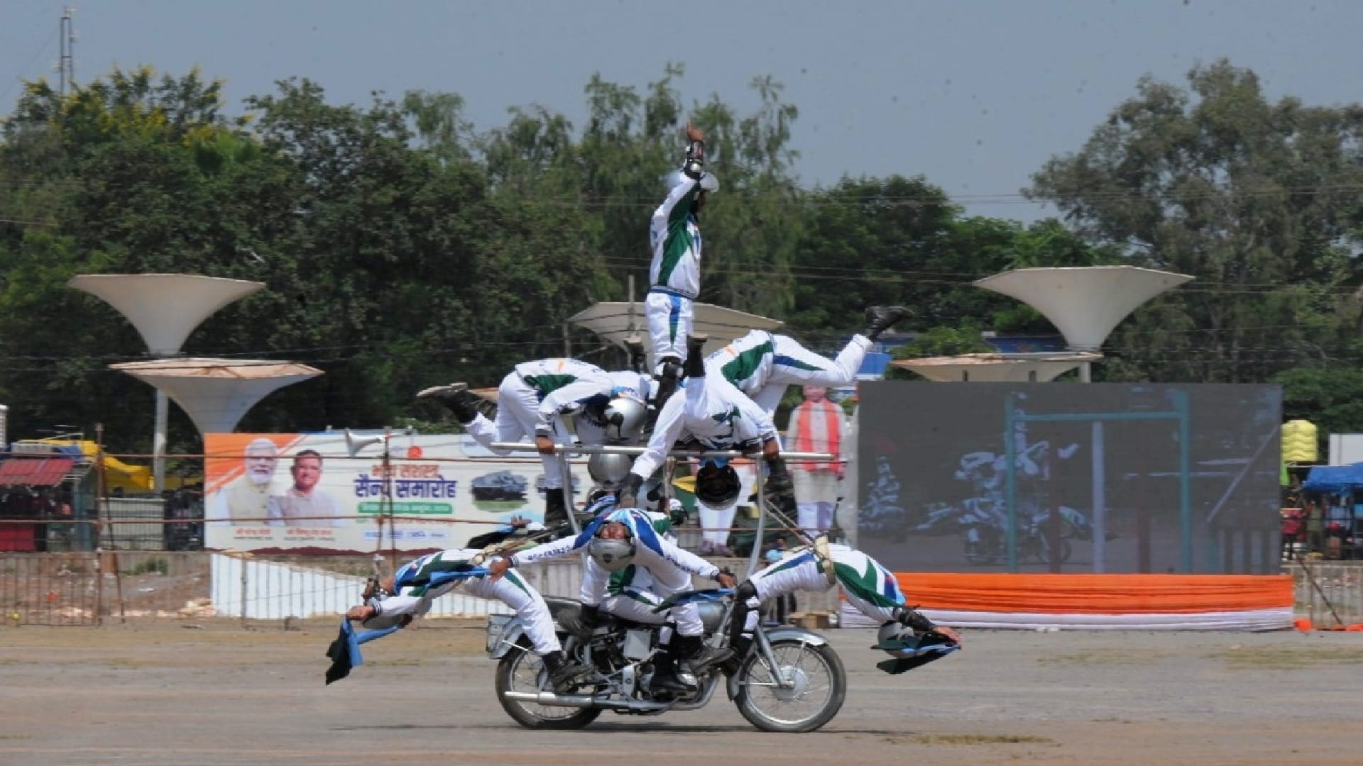 Armed Forces Ceremony in Raipur: Spectators thrilled by the feats of daredevil, see glimpses