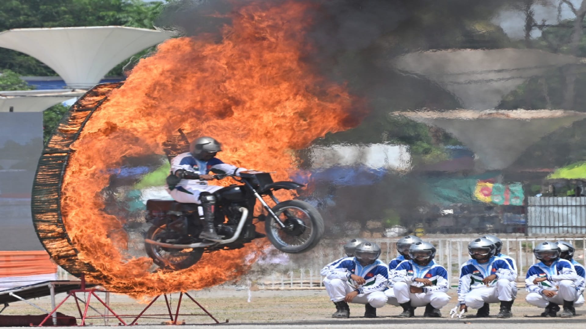 Armed Forces Ceremony in Raipur: Spectators thrilled by the feats of daredevil, see glimpses