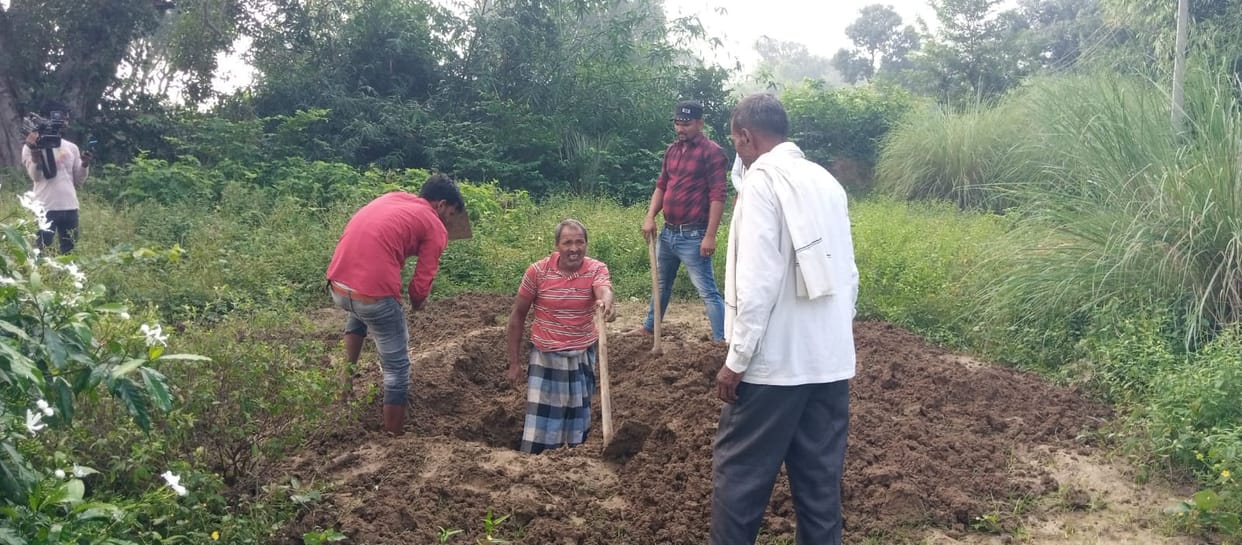 Meerut: Police will dig a grave to retrieve the body of a youth, the body was found hanging in the thatched