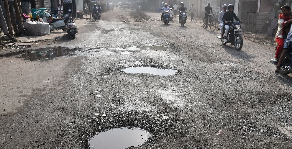 Kanpur Nagar Nigam, One dead and many injured, yet pothole filling is happening at a snails pace