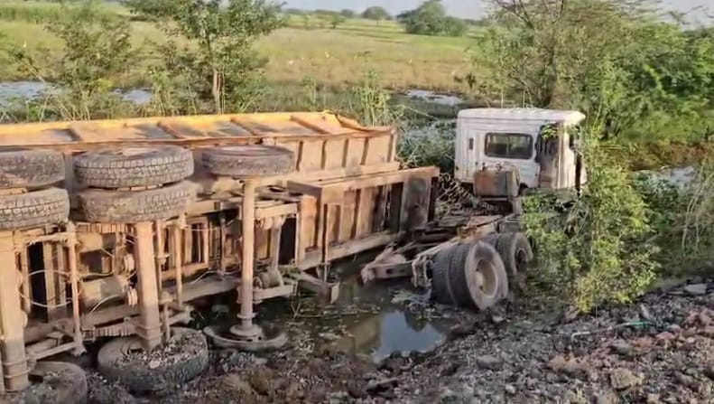 Etawah Accident, Heavy collision between dumpers on the highway, driver and cleaner died