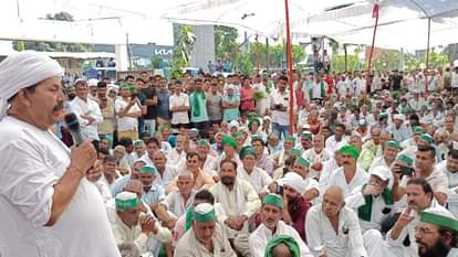 किसानों के धरने को संबोधित करते नरेश टिकैत।