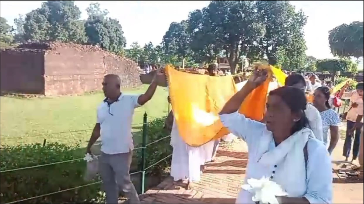 Tourists from Sri Lanka and Thailand reached Kushinagar and bowed their heads in front of the Buddha statue.