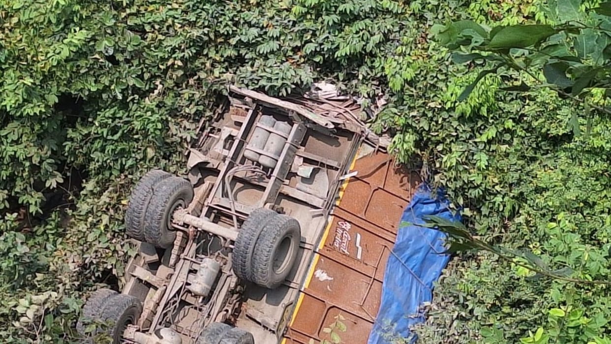 Brakes failed of truck in sonbhadra driver and helper saved lives vehicle fell ditch