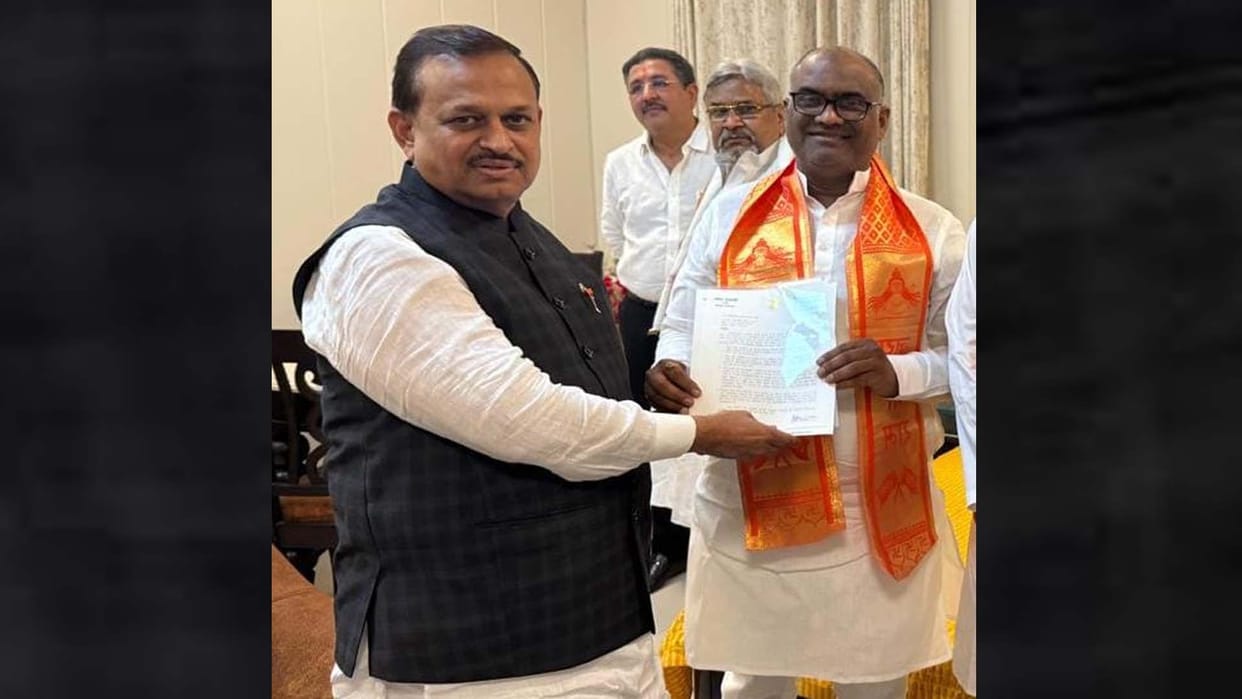 UP: MP met the Sports Minister and handed over a letter