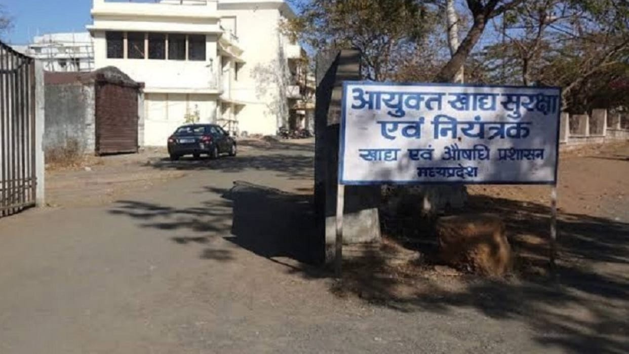 Food and Drugs Department raids restaurant running in Bageshwar Dham