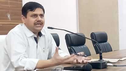 UP News: राजस्व वसूली में चंदौली पीछे, कुर्की वारंट जारी करने के निर्देश; बैठक में कमिश्नर ने कही ये बात revenue works and anti-land mafia task force meeting in Varanasi