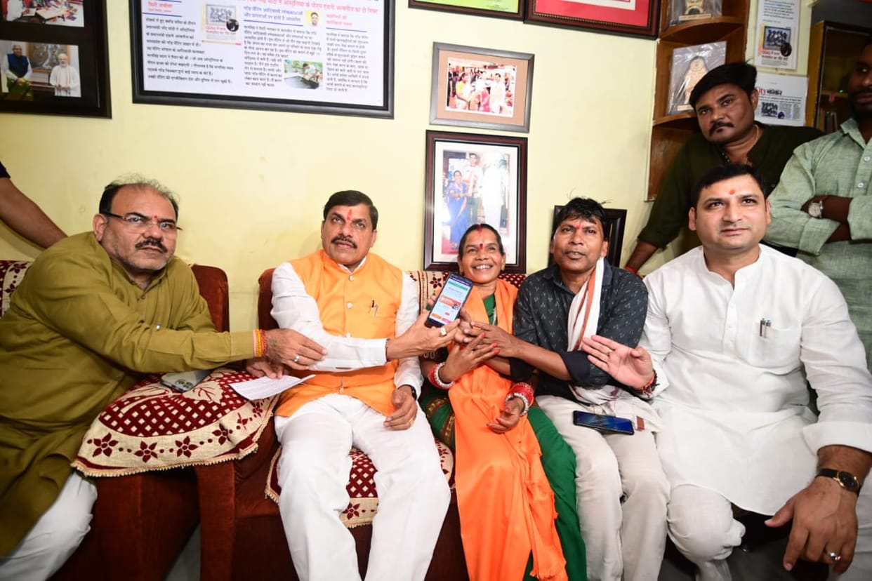 MP News: CM Dr. Yadav gave membership of BJP to Padmashree awardee Durga Bai Vyam.