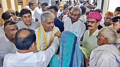 Alwar News: रामगढ़ उप चुनाव, टिकट की जद्दोजहद में भाजपा के दस दावेदार, कांग्रेस में एक नाम पर एकजुट पूरी पार्टी Alwar News: BJP held a meeting of workers for Ramgarh by-election