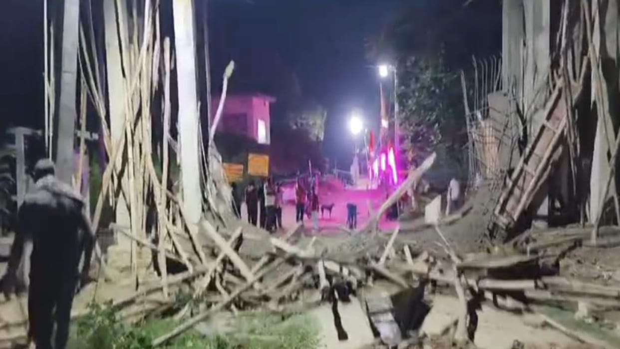 Linter of corruption fell down in Bharwari, workers narrowly escaped.