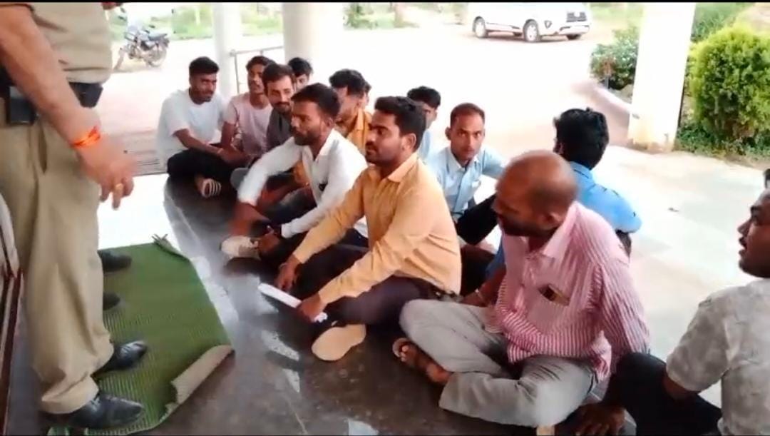 Navratri festival: Meat And Fish Dold in Open in Katni Hindu Colony  People Sit On Dharna MP News