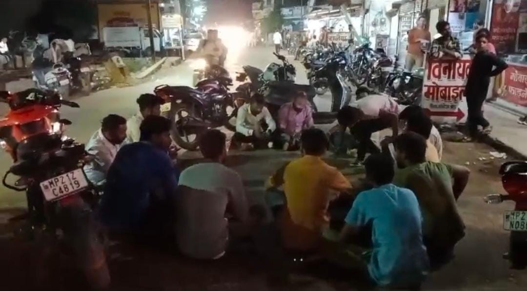 Navratri festival: Meat And Fish Dold in Open in Katni Hindu Colony  People Sit On Dharna MP News