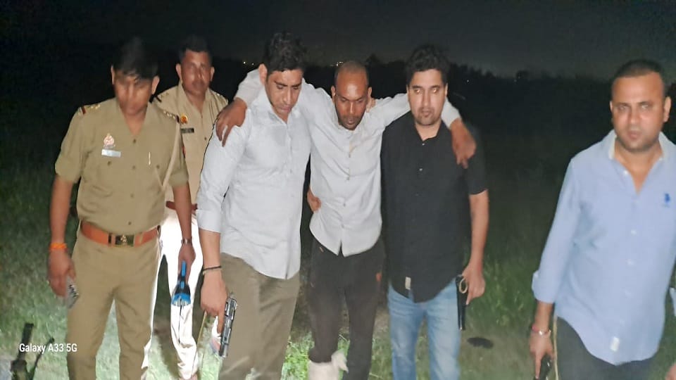 Encounter between Ghaziabad police and criminals one criminal shot in the leg other absconding
