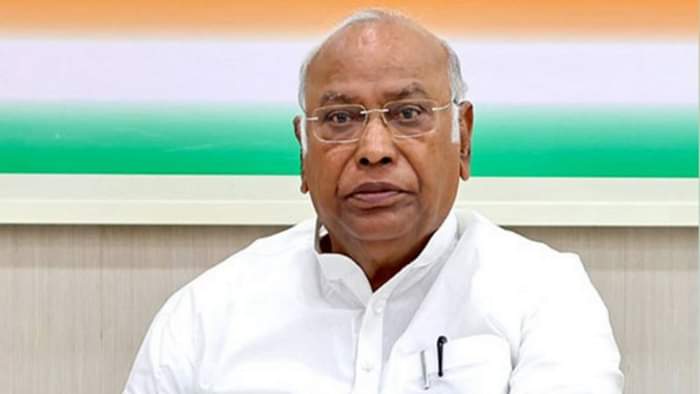 Mahakumbh Stampede News Kharge Appeals on  Victims Know Mayawati and Akhilesh Statement News in Hindi