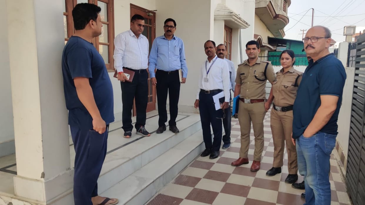search operation of Vigilance 13 houses and investment 1.20 crore found with officer of Rajkiya Nirman Nigam