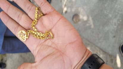 लूटी गई चेन का आधा हिस्सा