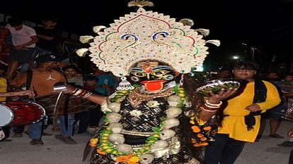 Ramlila In Aligarh: धूमधाम से निकली मां काली शोभायात्रा, डीजे पर बजे भजन, झूमते रहे भक्तजन Maa Kali Shobha Yatra in Ramlila of Aligarh